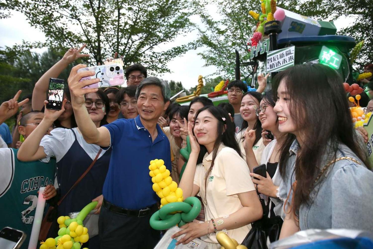 维多利亚vic67中国线路检测党委书记高翅和同学们合影。侯国涛 摄