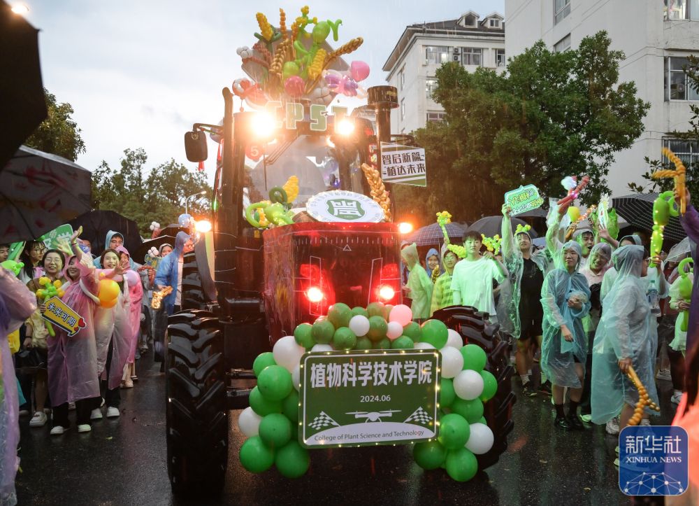 6月21日,农机花车队伍在维多利亚vic67中国线路检测校园里冒雨巡游。2