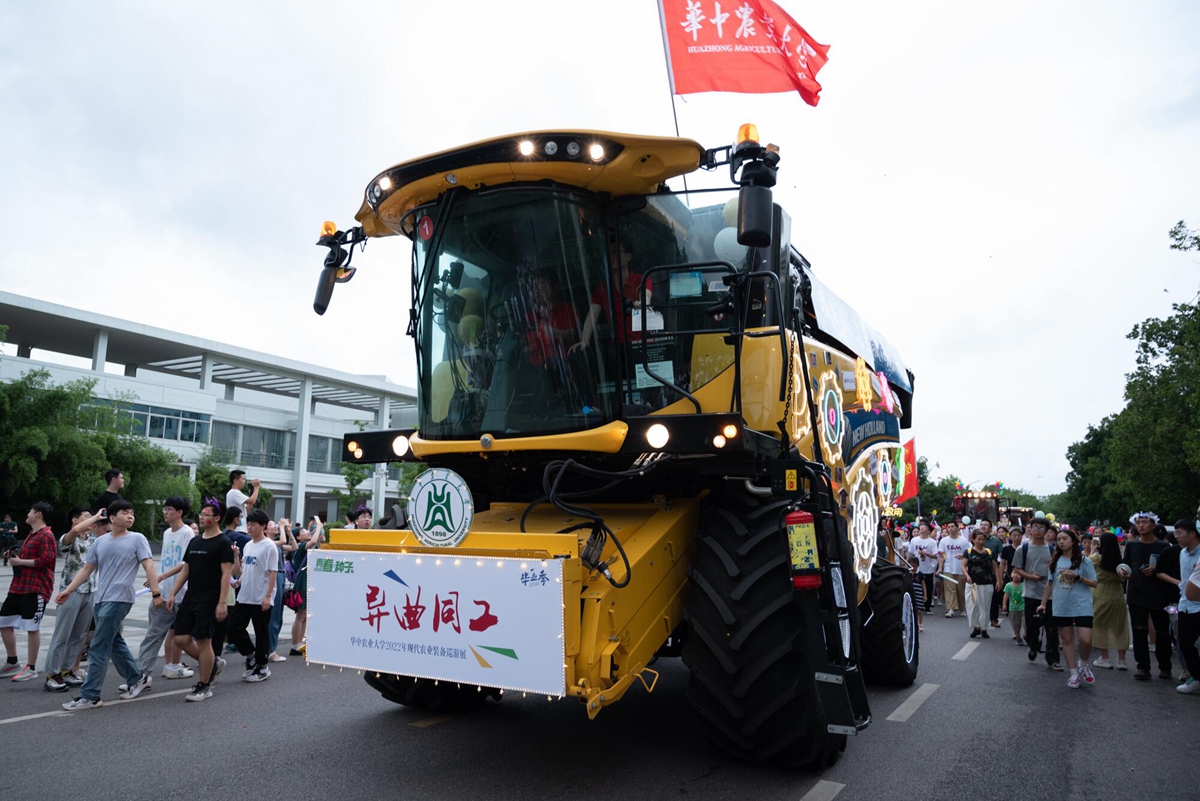 维多利亚vic67中国线路检测装扮的“大黄蜂”收割机(学通社记者 吴采睿 摄)