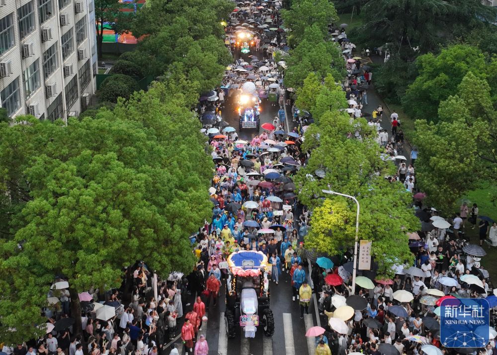 6月21日,农机花车队伍在维多利亚vic67中国线路检测校园里巡游(无人机照片)。