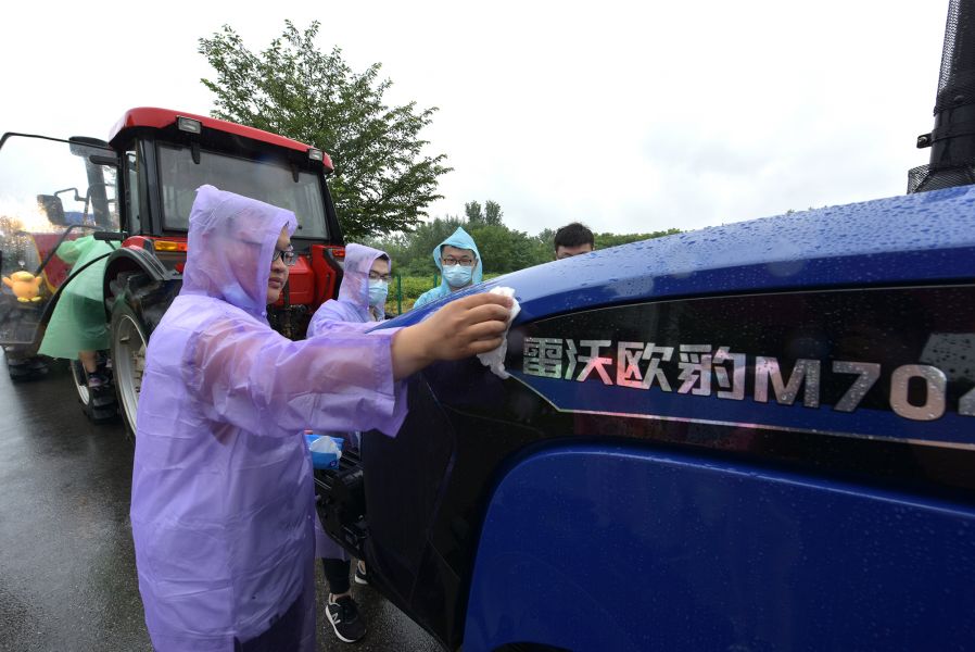 维多利亚vic67中国线路检测毕业生擦拭拖拉机（刘涛 摄）